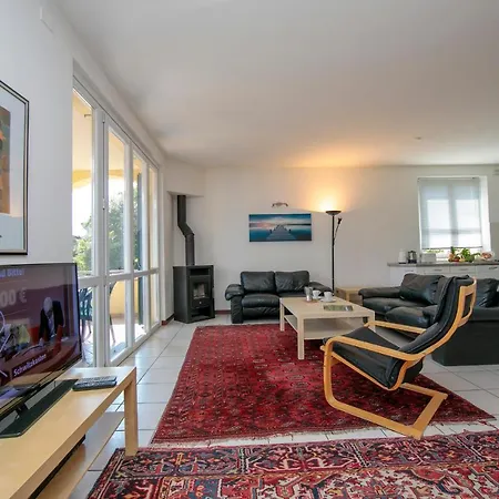 Apartamento Sleeps 5 Pool